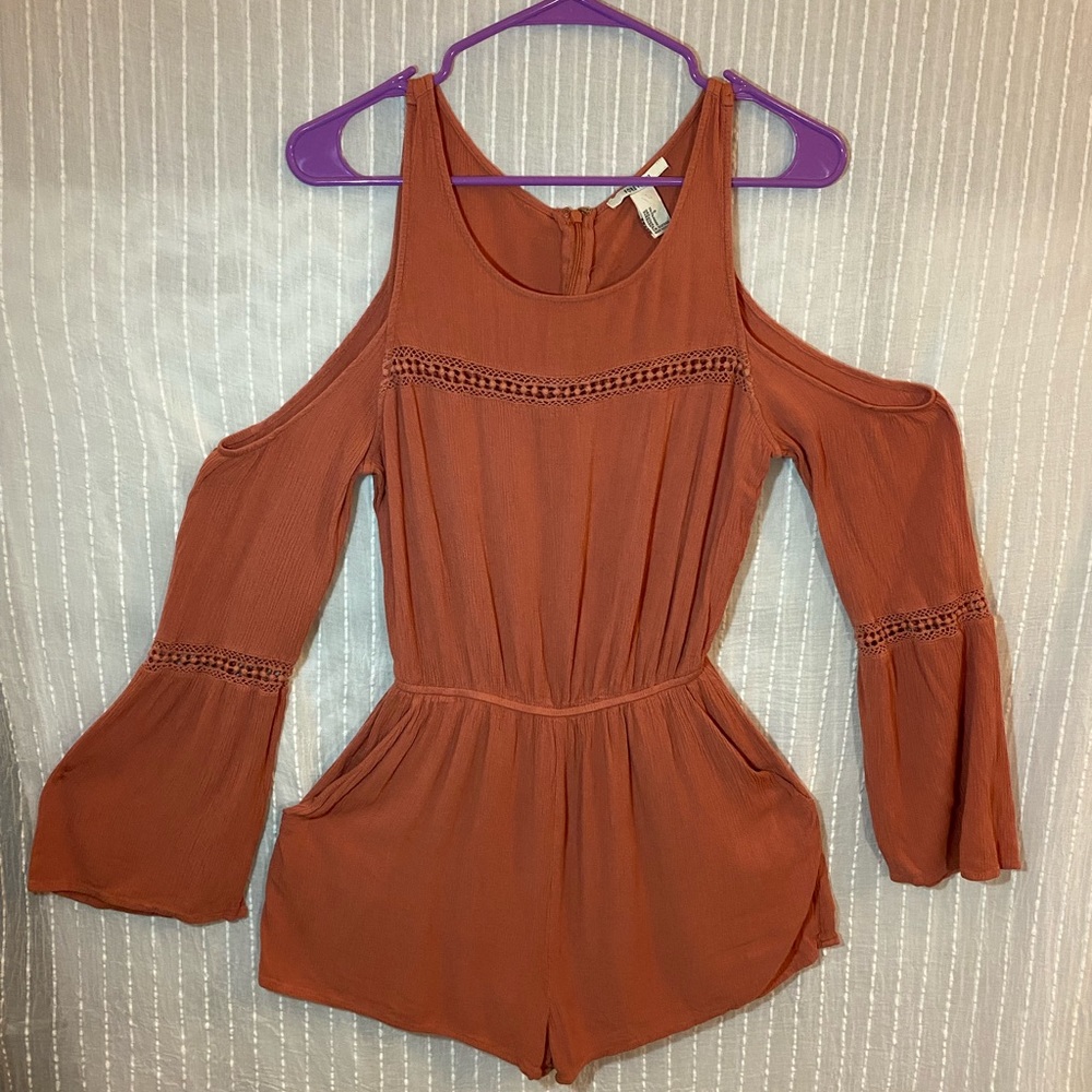 FOREVER 21 BURNT ORANGE COLD SHOULDER LONG SLEEVE FLOWY ROMPER SIZE SMALL